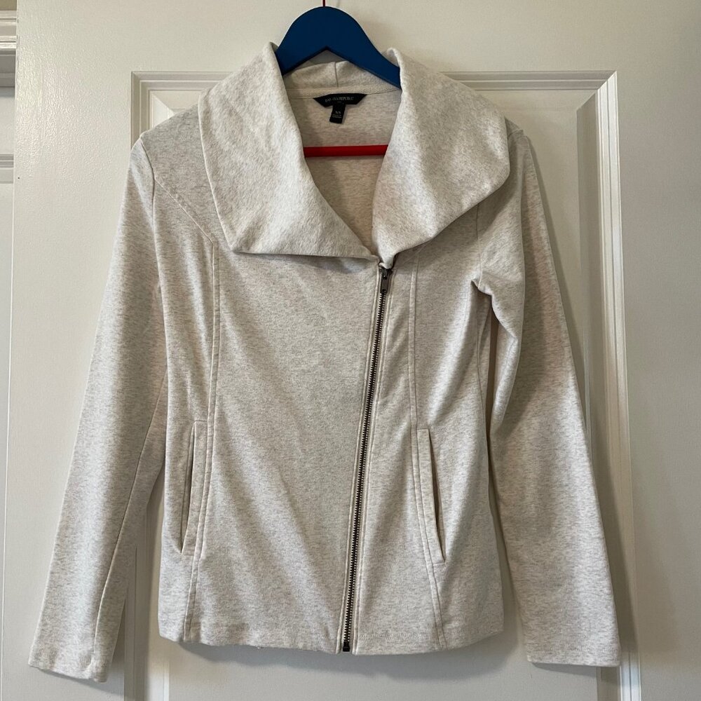 Banana Republic light beige zip up women moto sweatshirt with side pockets. XS.